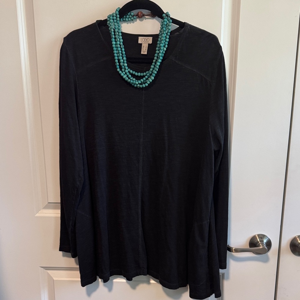 LOGO by Lori Goldstein Black Long-Sleeve Crew Neck Top. Slub Knit. Pockets.